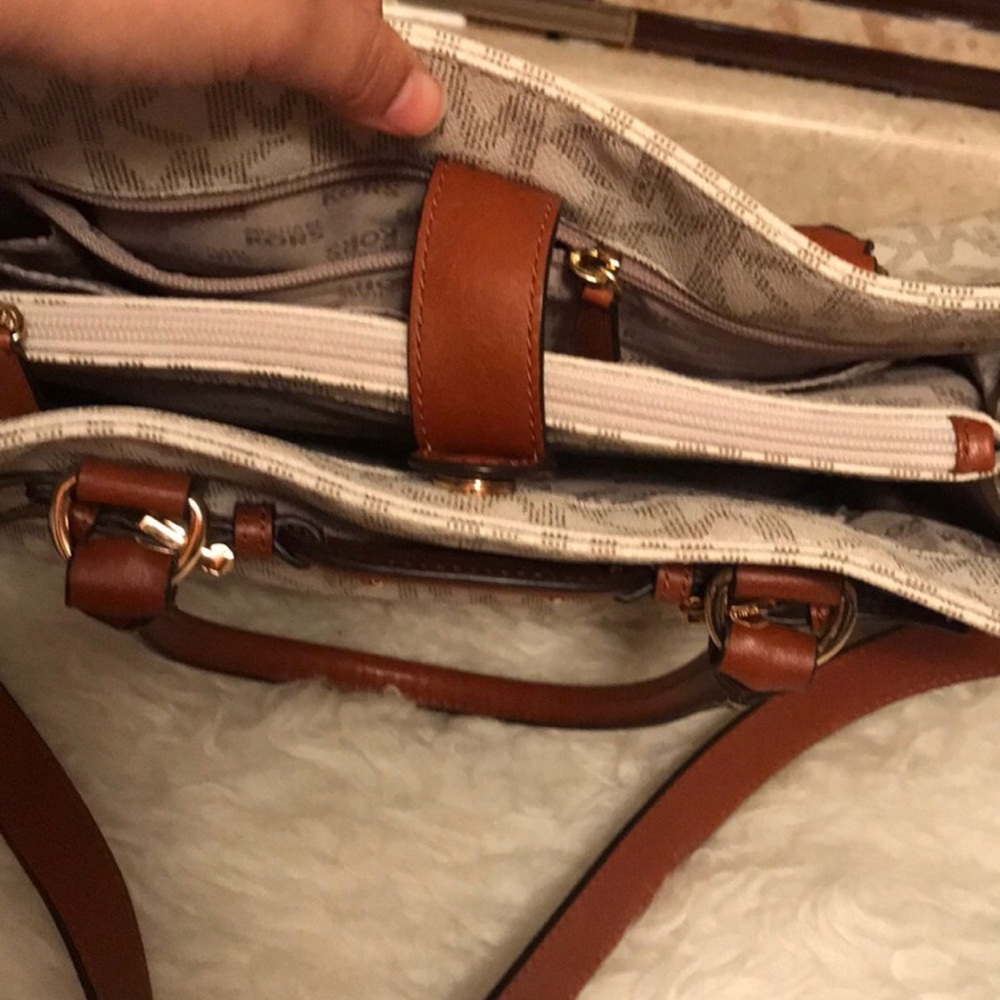 Mk handbag - Picture 3 of 6